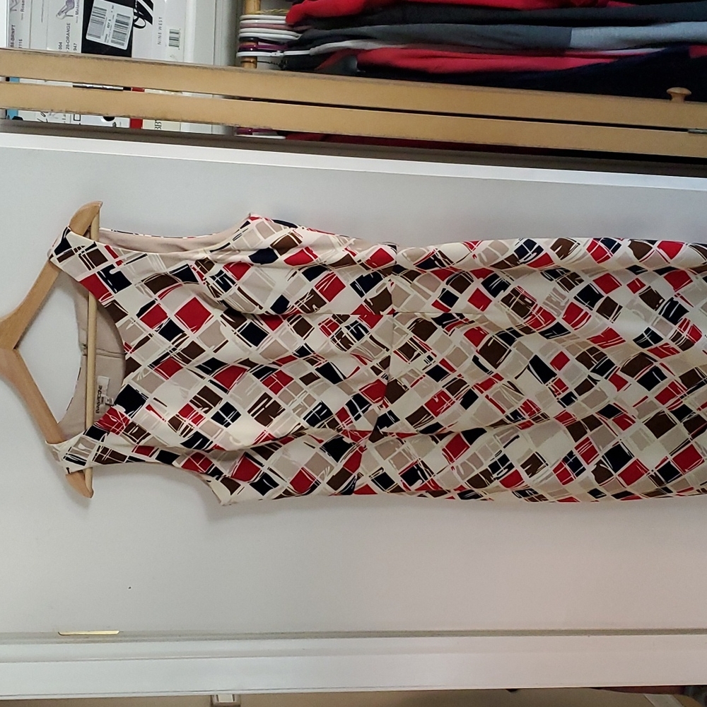 Neutral Evan Picone  👗 with a pop of red and blue. Geometric squares 🔲